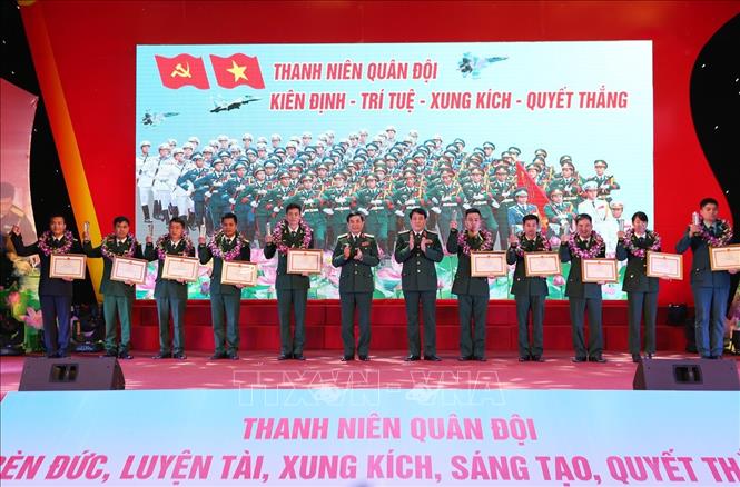 Trong ảnh: Đại tướng Lương Cường và Thượng tướng Phan Văn Giang trao Bằng khen của Bộ trưởng Bộ Quốc phòng cho các Gương mặt trẻ tiêu biểu toàn quân năm 2018. Ảnh: Dương Giang – TTXVN