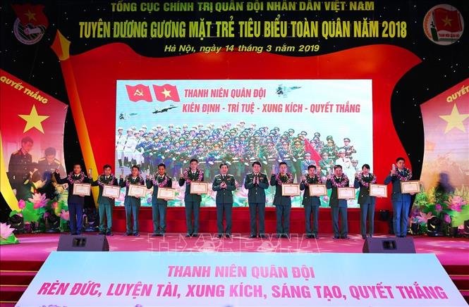 Trong ảnh: Đại tướng Lương Cường, Thượng tướng Phan Văn Giang trao Bằng khen của Bộ trưởng Bộ Quốc phòng cho các Gương mặt trẻ tiêu biểu toàn quân năm 2018. Ảnh: Dương Giang – TTXVN