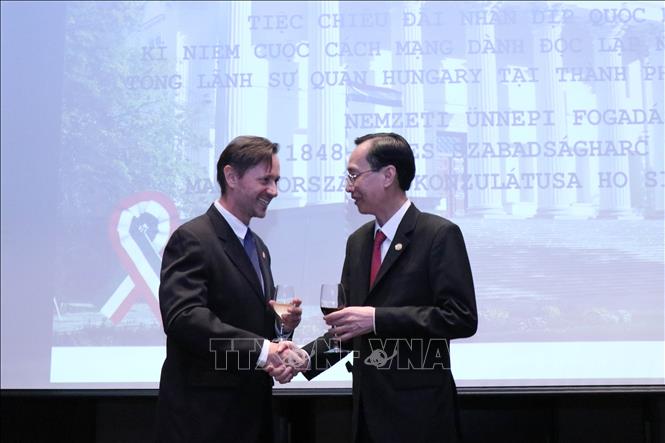 Trong ảnh: Ông Lê Thanh Liêm, Phó Chủ tịch Thường trực UBND Thành phố Hồ Chí Minh (phải) chúc mừng ông Baloghdi Tibor, Tổng Lãnh sự Cộng hòa Hungary tại Thành phố Hồ Chí Minh (trái). Ảnh: Xuân Khu-TTXVN

