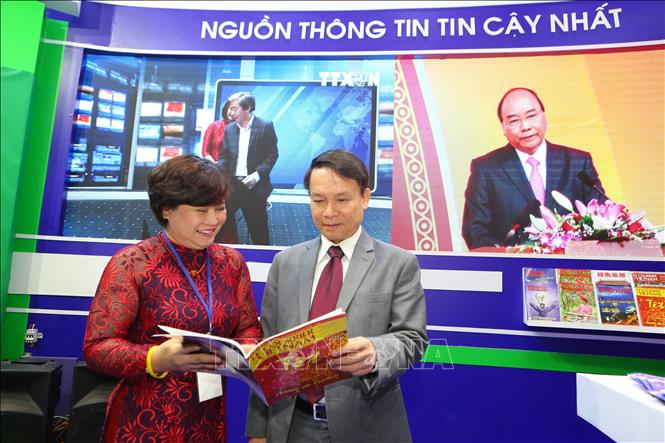 Trong ảnh: Tổng giám đốc TTXVN Nguyễn Đức Lợi tại gian trưng bày các ấn phẩm của TTXVN. Ảnh: Thành Đạt - TTXVN