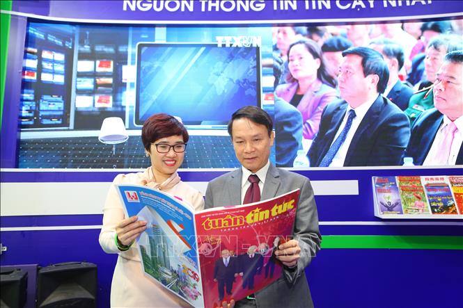 Trong ảnh: Tổng giám đốc TTXVN Nguyễn Đức Lợi tại gian trưng bày các ấn phẩm của TTXVN. Ảnh: Thành Đạt - TTXVN