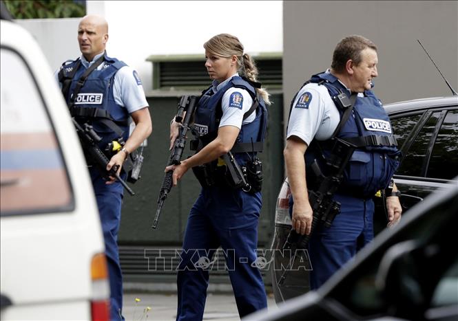 Trong ảnh: Cảnh sát gác tại hiện trường vụ nổ súng ở Christchurch, New Zealand, ngày 15/3/2019. Ảnh: AP/ TTXVN