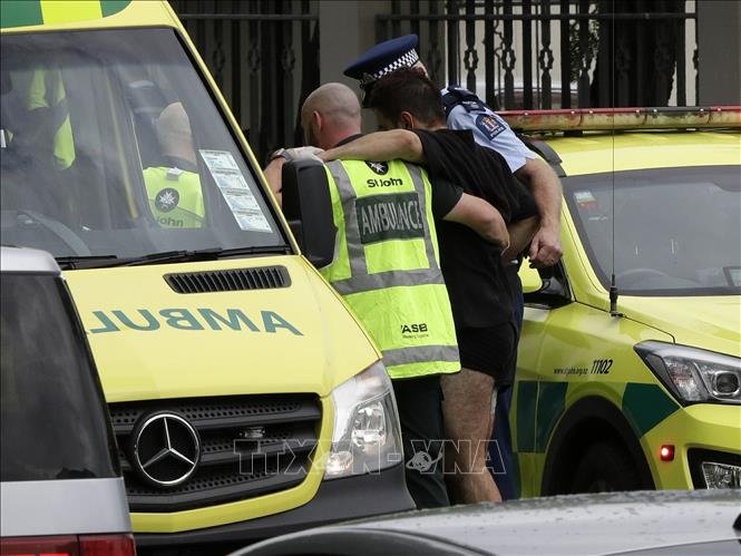 Trong ảnh: Cảnh sát hỗ trợ nạn nhân bị thương tại hiện trường vụ nổ súng ở Christchurch, New Zealand, ngày 15/3/2019. Ảnh: AP/ TTXVN
