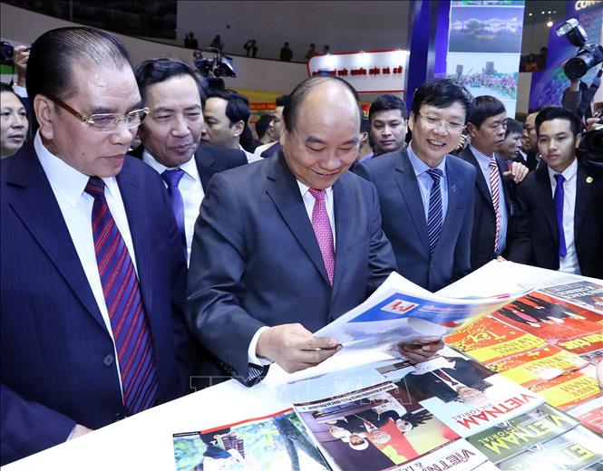 Trong ảnh: Thủ tướng Nguyễn Xuân Phúc, nguyên Tổng Bí thư Nông Đức Mạnh và đại biểu tham quan các gian trưng bày tại Hội báo toàn quốc năm 2019. Ảnh: Thống Nhất - TTXVN
