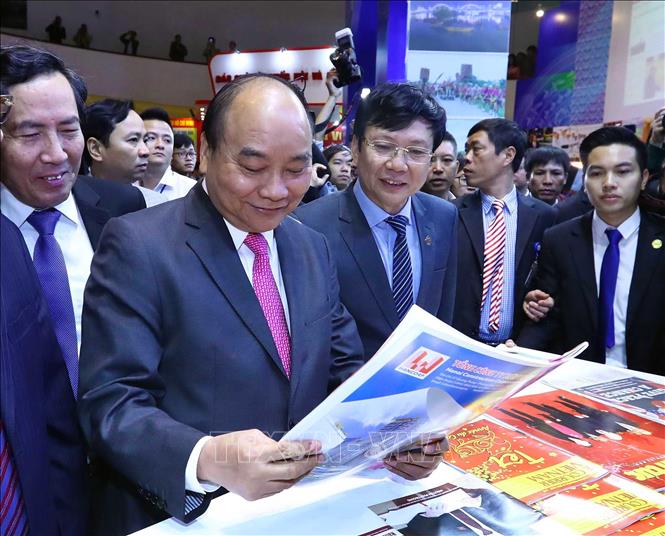 Trong ảnh: Thủ tướng Nguyễn Xuân Phúc và đại biểu tham quan các gian trưng bày tại Hội báo toàn quốc năm 2019. Ảnh: Thống Nhất - TTXVN
