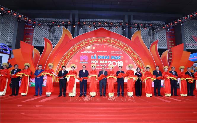 Trong ảnh: Thủ tướng Nguyễn Xuân Phúc và các đại biểu cắt băng khai mạc Hội báo toàn quốc năm 2019. Ảnh: Thống Nhất - TTXVN