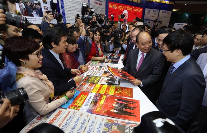 Trong ảnh: Thủ tướng Nguyễn Xuân Phúc thăm gian trưng bày của  TTXVN tại Hội báo toàn quốc 2019. Ảnh: Huy Hùng - TTXVN