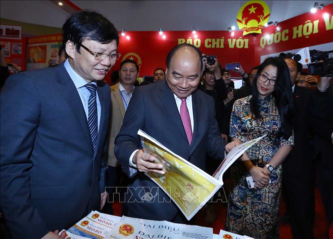 Trong ảnh: Thủ tướng Nguyễn Xuân Phúc xem các ấn phẩm của Báo Đại biểu nhân dân. Ảnh: Thống Nhất - TTXVN