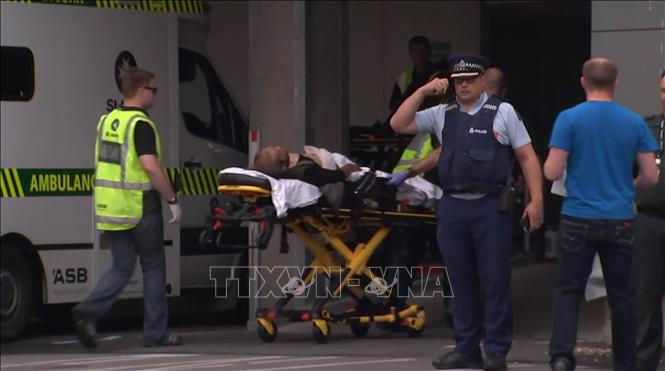 Trong ảnh: Chuyển một nạn nhân sau vụ xả súng đền thờ Hồi giáo ở Christchurch ngày 15/3/2019. Ảnh: AFP/TTXVN