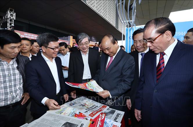 Trong ảnh: Thủ tướng Nguyễn Xuân Phúc, nguyên Tổng Bí thư Nông Đức Mạnh và các đại biểu xem các ấn phẩm báo chí trưng bày tại Hội báo toàn quốc năm 2019. Ảnh: Thống Nhất - TTXVN 