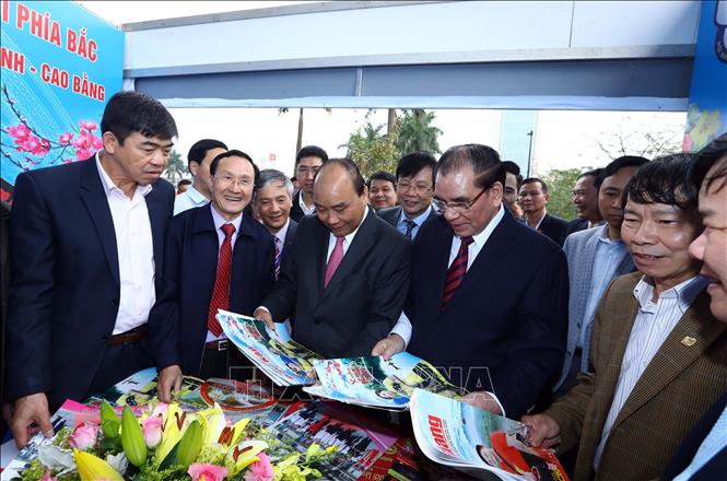 Trong ảnh: Thủ tướng Nguyễn Xuân Phúc, nguyên Tổng Bí thư Nông Đức Mạnh và các đại biểu xem ấn phẩm báo chí của các địa phương. Ảnh: Thống Nhất - TTXVN