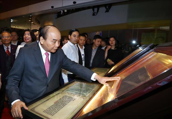 Trong ảnh: Thủ tướng Nguyễn Xuân Phúc xem các hiện vật tại trưng bày chuyên đề 