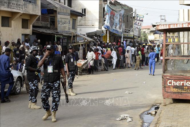 Trong ảnh: Lực lượng đặc nhiệm tuần tra tại Kano, Nigeria, ngày 23/2/2019. Ảnh: AFP/ TTXVN