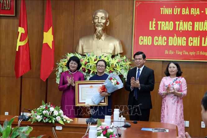 Trong ảnh: Phó Chủ tịch nước Đặng Thị Ngọc Thịnh trao Huân chương Độc lập hạng Ba cho thân nhân đồng chí Trần Minh Sanh, nguyên Phó Chủ tịch UBND tỉnh Bà Rịa - Vũng Tàu. Ảnh: Đoàn Mạnh Dương - TTXVN 