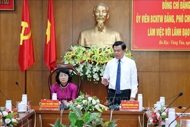 Trong ảnh: Đồng chí Nguyễn Hồng Lĩnh, Bí thư Tỉnh ủy báo cáo thêm về những thành tựu, định hướng phát triển kinh tế của tỉnh Bà Rịa - Vũng Tàu. Ảnh: Đoàn Mạnh Dương - TTXVN 