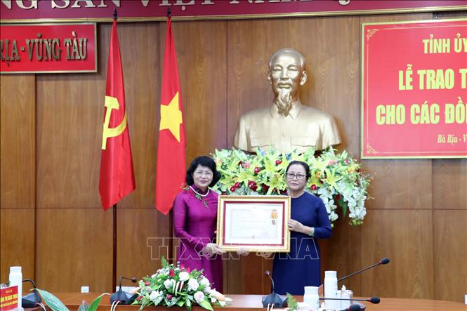 Trong ảnh: Phó Chủ tịch nước Đặng Thị Ngọc Thịnh trao Huân chương Độc lập hạng Ba cho thân nhân đồng chí Trần Minh Sanh, nguyên Phó Chủ tịch UBND tỉnh Bà Rịa-Vũng Tàu. Ảnh: Đoàn Mạnh Dương - TTXVN 
	 
	
