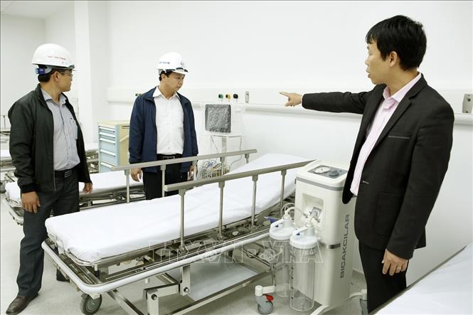 Trong ảnh:  Các cán bộ dự án kiểm tra hoàn thiện lắp đặt hệ thống trang thiết bị y tế tại phòng khám bệnh đa khoa - bệnh viện Bạch Mai cơ sở 2 tại Hà Nam. Ảnh: Dương Ngọc - TTXVN
