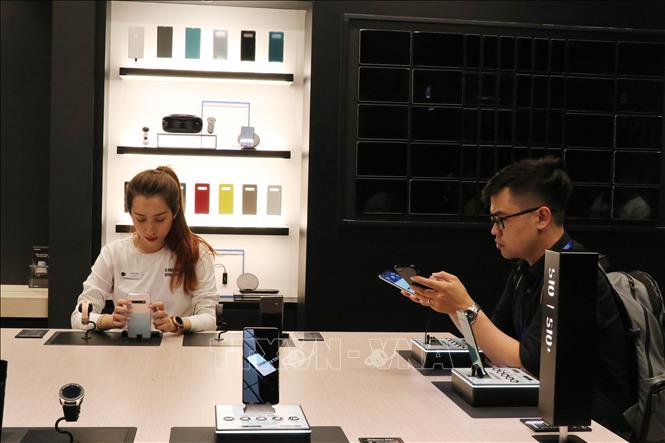 Trong ảnh: Khách tham quan trải nghiệm các thiết bị thông minh của Samsung tại showcase. Ảnh: Tiến Lực – TTXVN