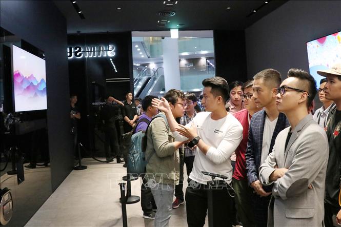 Trong ảnh: Đại diện Samsung giới thiệu về không gian trải nghiệm công nghệ hiện đại tại Việt Nam. Ảnh: Tiến Lực – TTXVN