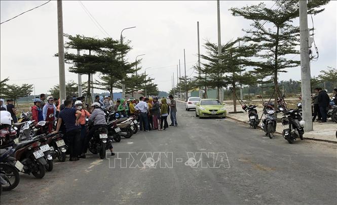 Trong ảnh:  Hàng trăm người dân tập trung tại văn phòng công ty Bách Đạt An đòi quyền lợi. Ảnh: Trần Tĩnh - TTXVN
