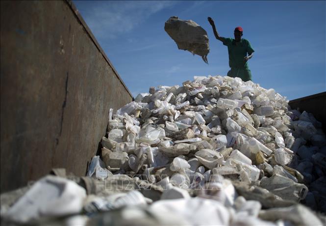Trong ảnh: Rác thải nhựa tại Rio de Janeiro , Brazil. Ảnh: AFP/TTXVN