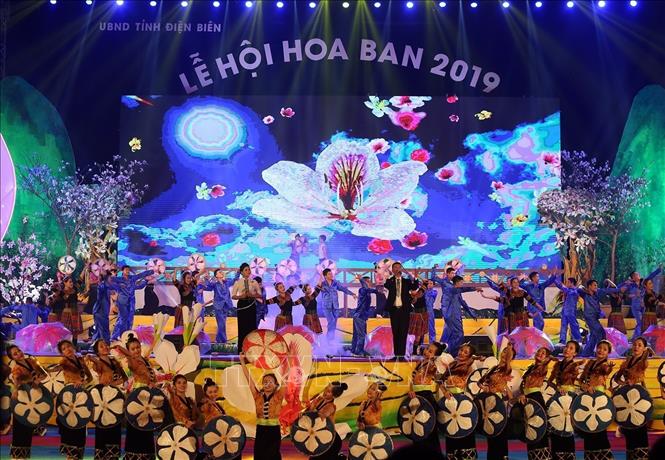 Photo: An art performance at the opening ceremony of Ban flower festival. VNA Photo: Phan Tuấn Anh 