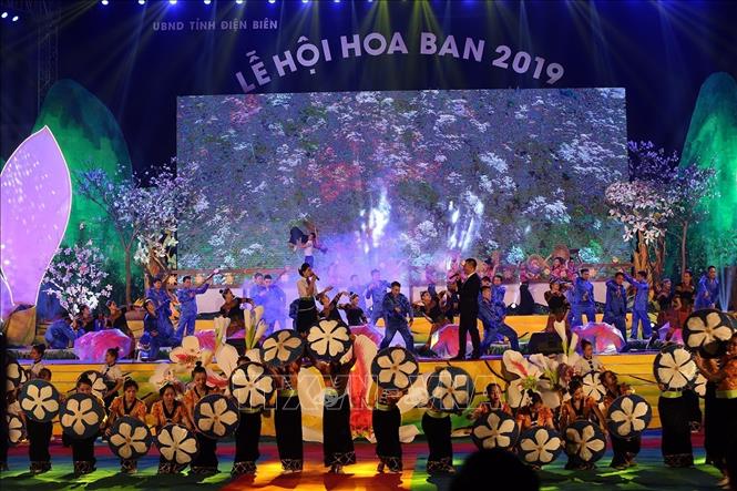 Photo: An art performance at the opening ceremony of Ban flower festival. VNA Photo: Phan Tuấn Anh