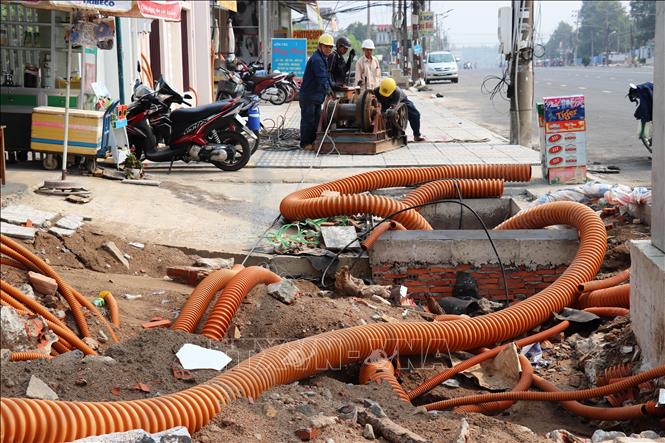 Trong ảnh: Công nhân Ban Quản lý dự án Công ty Điện lực miền Nam thi công ngầm hóa lưới điện đường 30/4, thành phố Tây Ninh, tỉnh Tây Ninh.Ảnh: Lê Đức Hoảnh-TTXVN