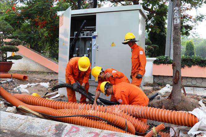 Trong ảnh: Công nhân Ban Quản lý dự án Công ty Điện lực miền Nam thi công ngầm hóa lưới điện đường 30/4, thành phố Tây Ninh, tỉnh Tây Ninh.Ảnh: Lê Đức Hoảnh-TTXVN