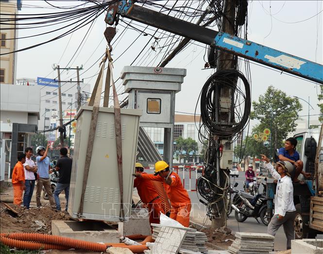 Trong ảnh: Công nhân Ban Quản lý dự án Công ty Điện lực miền Nam thi công ngầm hóa lưới điện đường 30/4, thành phố Tây Ninh, tỉnh Tây Ninh.Ảnh: Lê Đức Hoảnh-TTXVN