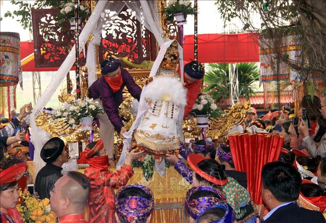 Trong ảnh: Nghi lễ đón Mẫu tại Lễ hội đền Hạ, đền Thượng, đền Ỷ La: Ảnh: Quang Cường – TTXVN.