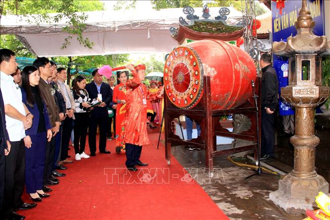Trong ảnh: Chủ tịch UBND thành phố Tuyên Quang Tô Hoàng Linh đánh trống khai hội: Ảnh: Quang Cường – TTXVN.