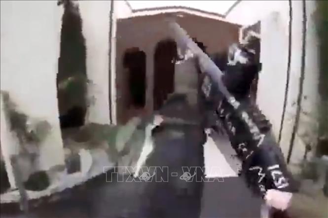 Trong ảnh: Hình ảnh trích trong video do nghi phạm liên quan đến hai vụ xả súng tại nhà thờ Hồi giáo ở Christchurch,New Zealand, tự phát lên mạng xã hội Facebook ngày 15/3/2019 . Ảnh: AFP/TTXVN