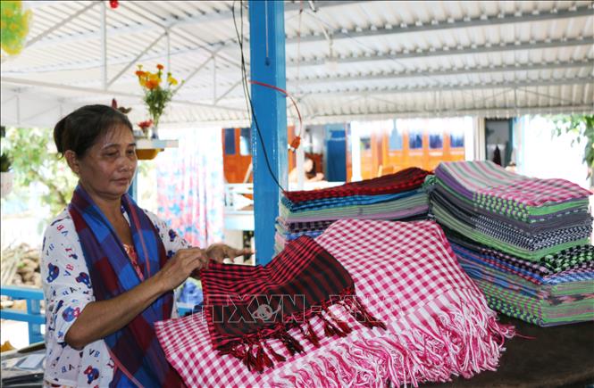 Trong ảnh: Sản phẩm khăn choàng của làng nghề dệt choàng Long Khánh A. Ảnh: Chương Đài - TTXVN