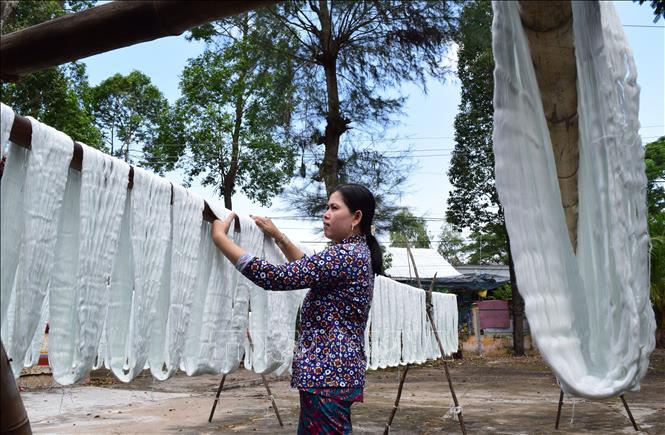 Trong ảnh: Công đoạn phơi chỉ tại nghề dệt choàng Long Khánh A. Ảnh: Chương Đài - TTXVN