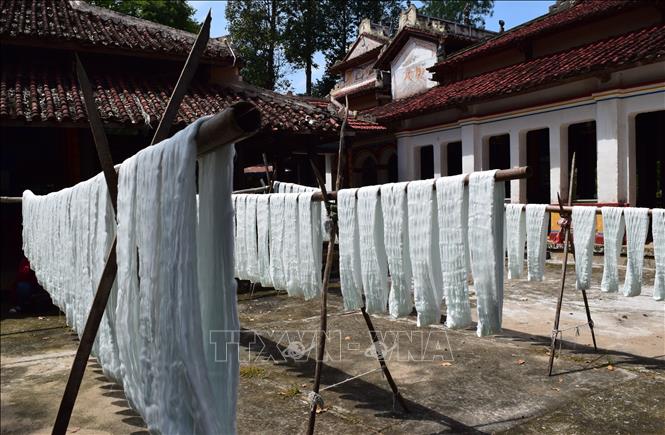 Trong ảnh: Công đoạn phơi chỉ tại nghề dệt choàng Long Khánh A. Ảnh: Chương Đài - TTXVN
