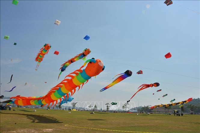 Trong ảnh: Những cánh diều đủ màu sắc bay lượn trên bầu trời tại Lễ hội diều quốc tế ở Bandar Seri Begawan, Brunei, ngày 17/3/2019. Ảnh: THX/ TTXVN