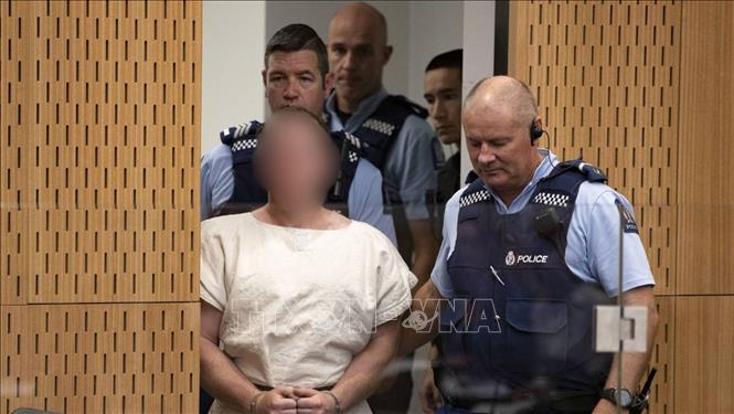 Trong ảnh: Cảnh sát áp giải Brenton Tarrant, nghi phạm vụ xả súng đẫm máu ở Christchurch, New Zealand tới phiên tòa ngày 16/3/2019. Ảnh: GETTY IMAGES/TTXVN