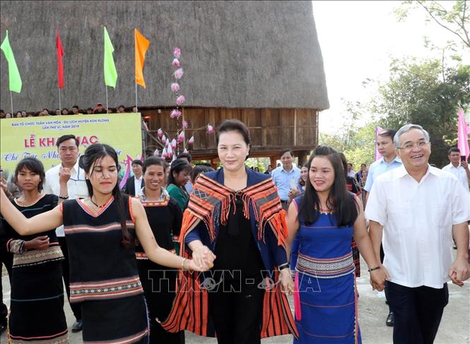 Photo: Chairwoman Nguyen Thi Kim Ngan in a dance with local people. VNA Photo: Trọng Đức
