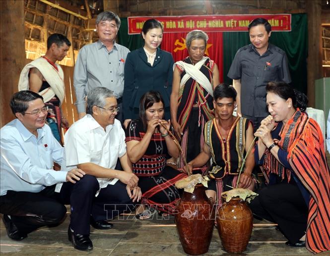 Photo: Chairwoman Nguyen Thi Kim Ngan with local people. VNA Photo: Trọng Đức