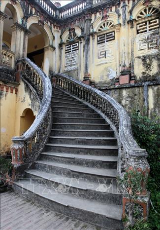 Trong ảnh: Cầu thang dẫn lên dinh Hoàng A Tưởng. Ảnh: Quốc Khánh - TTXVN