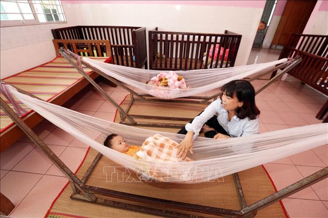 Trong ảnh: Chăm sóc các đối tượng là trẻ em khuyết tật, bị bỏ rơi tại Trung tâm Bảo trợ xã hội tổng hợp tỉnh Đồng Tháp. Ảnh: Anh Tuấn – TTXVN