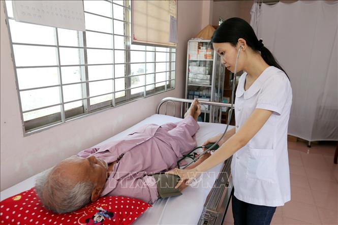 Trong ảnh: Chăm sóc y tế cho đối tượng là người cao tuổi tại Trung tâm Bảo trợ xã hội tổng hợp tỉnh Đồng Tháp. Ảnh: Anh Tuấn – TTXVN