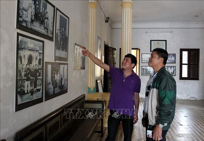 Trong ảnh: Khách du lịch đến thăm quan dinh Hoàng A Tưởng. Ảnh: Quốc Khánh - TTXVN