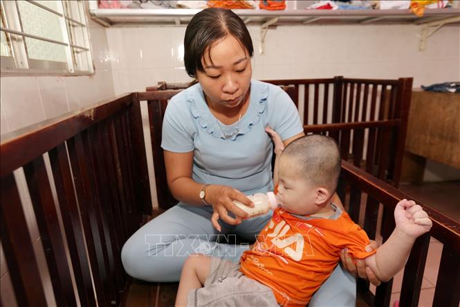 Trong ảnh: Chăm sóc các đối tượng là trẻ em khuyết tật, bị bỏ rơi tại Trung tâm Bảo trợ xã hội tổng hợp tỉnh Đồng Tháp. Ảnh: Anh Tuấn – TTXVN