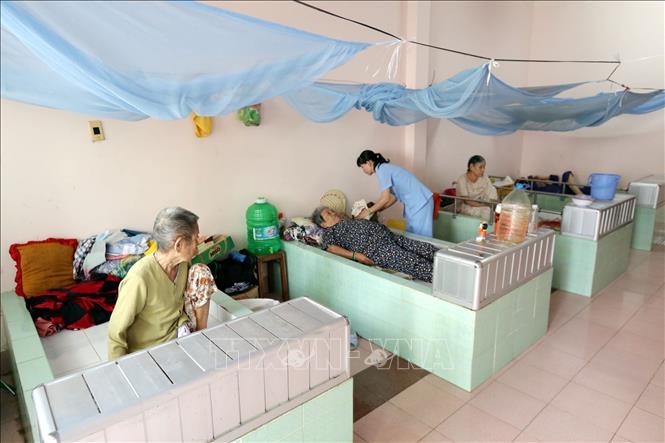 Trong ảnh: Chăm sóc các đối tượng người già cô đơn không nơi nương tựa, lang thang tại Trung tâm Bảo trợ xã hội tổng hợp tỉnh Đồng Tháp. Ảnh: Anh Tuấn – TTXVN