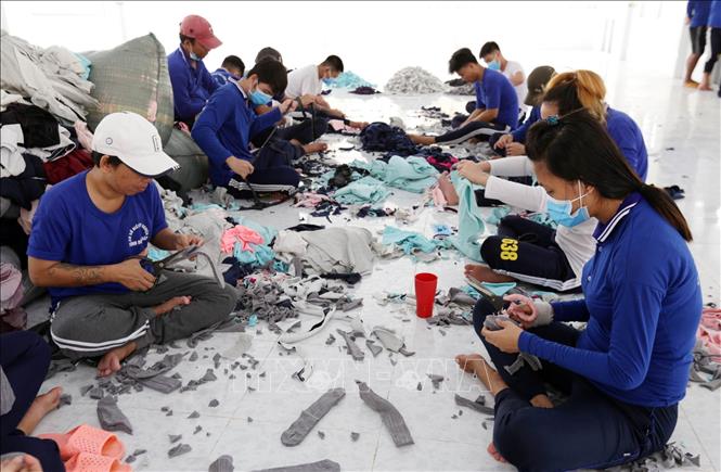 Trong ảnh: Lao động trị liệu cho các học viên tại Cơ sở điều trị nghiện tỉnh Đồng Tháp. Ảnh: Anh Tuấn – TTXVN