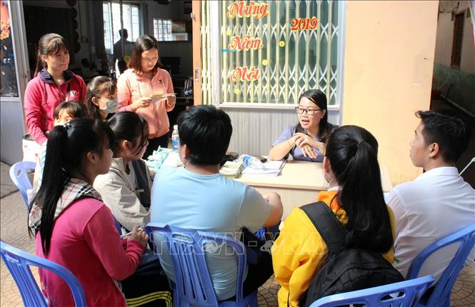 Trong ảnh: Người lao động tìm hiểu thông tin tuyển dụng tại Sàn Giao dịch việc làm lần 3 năm 2019 thuộc Trung tâm Dịch vụ việc làm tỉnh Đồng Tháp. Ảnh: Anh Tuấn – TTXVN