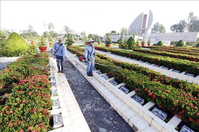 Trong ảnh: Chăm sóc các phần mộ liệt sỹ tại Nghĩa trang liệt sỹ tỉnh Đồng Tháp (thuộc Thành phố Cao Lãnh), nơi đang an nghỉ của trên 3.000 liệt sỹ. Ảnh: Anh Tuấn – TTXVN
