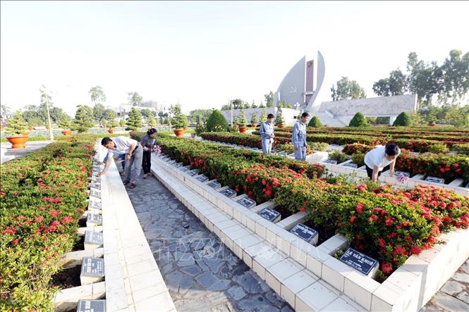 Trong ảnh: Chăm sóc các phần mộ liệt sỹ tại Nghĩa trang liệt sỹ tỉnh Đồng Tháp (thuộc Thành phố Cao Lãnh), nơi đang an nghỉ của trên 3.000 liệt sỹ. Ảnh: Anh Tuấn – TTXVN